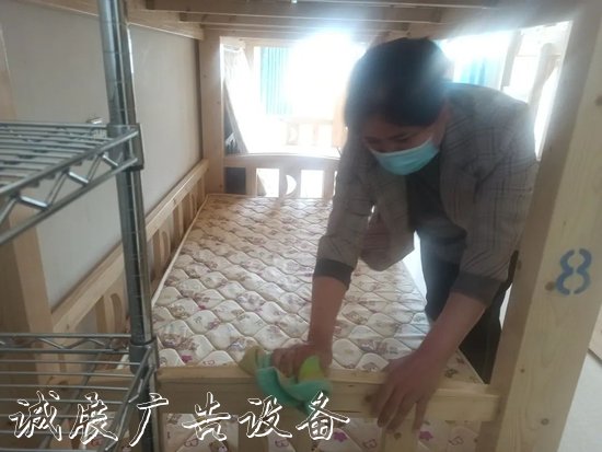 “凈”待復課學子歸 鄭州北燈箱大新世紀實驗學校校園衛(wèi)生大掃除