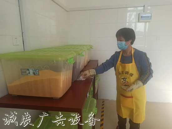 “凈”待復課學子歸 鄭州北燈箱大新世紀實驗學校校園衛(wèi)生大掃除