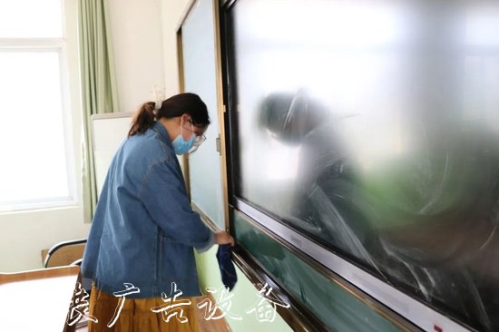 “凈”待復課學子歸 鄭州北燈箱大新世紀實驗學校校園衛(wèi)生大掃除