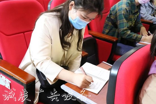 與會老師認真聆聽，明確自己的職責，熟悉大掃除的工作流程。