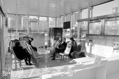 沈陽建成多功能公交候廣告燈箱多少錢一個(gè)車亭 內(nèi)有WiFi、空調(diào)、飲料