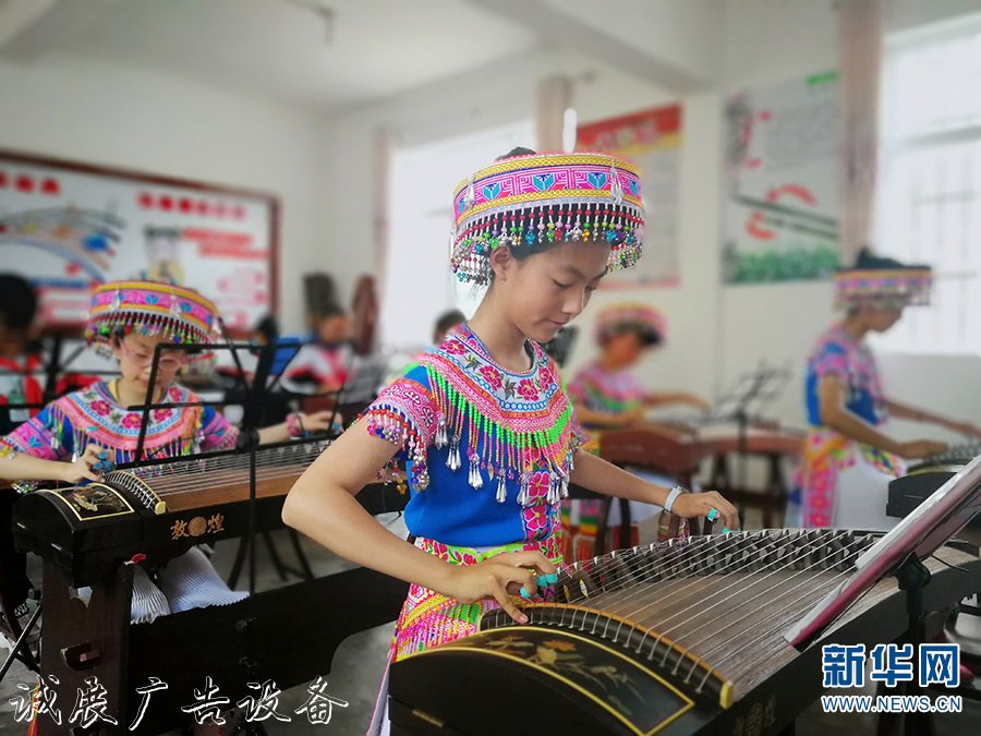 苗族傳統(tǒng)舞蹈《嘎蒙分類(lèi)垃圾亭卡兜》走進(jìn)校園大課間