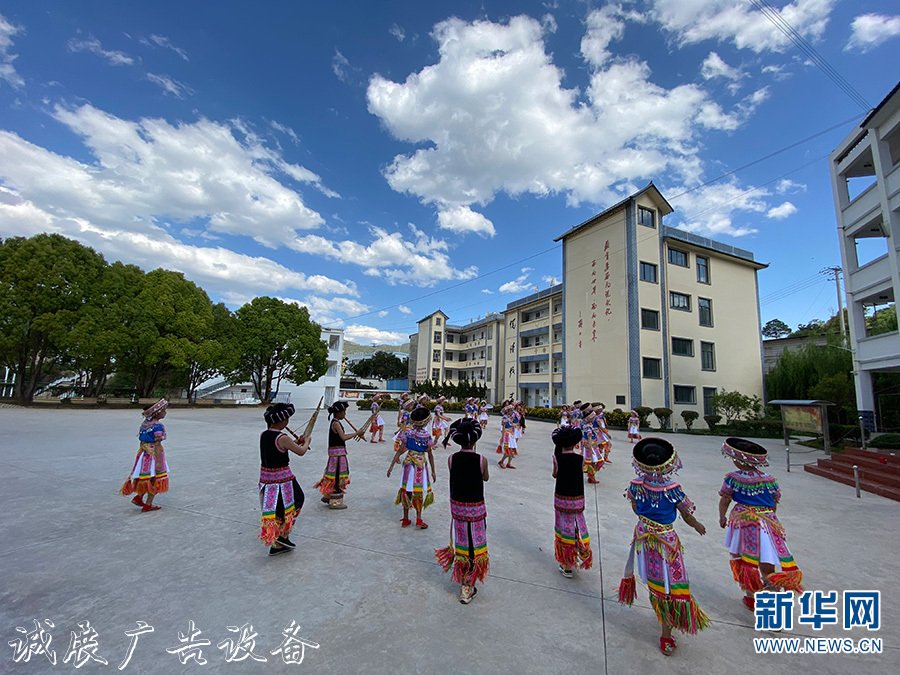 苗族傳統(tǒng)舞蹈《嘎蒙分類(lèi)垃圾亭卡兜》走進(jìn)校園大課間