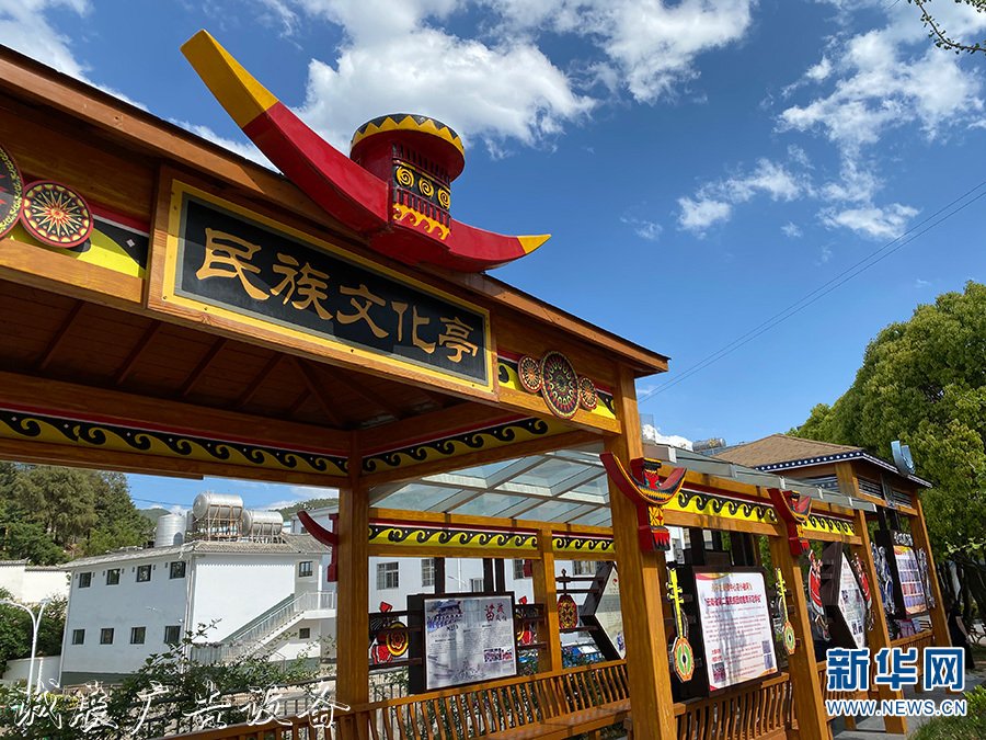 苗族傳統(tǒng)舞蹈《嘎蒙分類(lèi)垃圾亭卡兜》走進(jìn)校園大課間