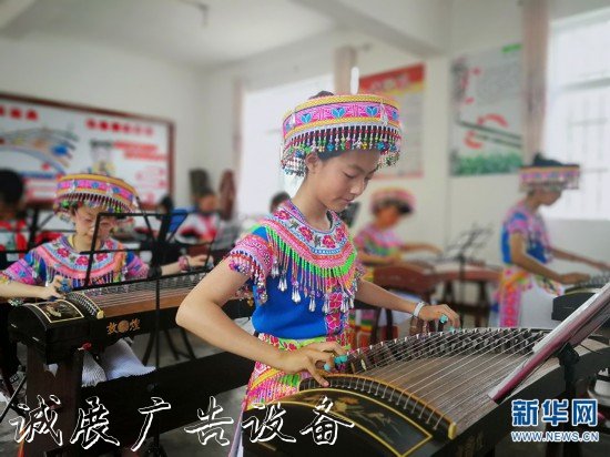 苗族傳統(tǒng)舞蹈《嘎蒙宣傳欄燈箱卡兜》走進(jìn)校園大課間