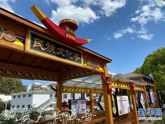 苗族傳統(tǒng)舞蹈《嘎蒙宣傳欄燈箱卡兜》走進(jìn)校園大課間