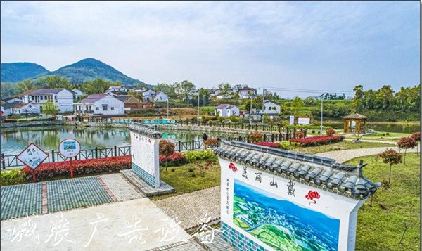 安徽巢湖：“內(nèi)外兼太陽能垃圾桶修”讓鄉(xiāng)村風(fēng)景美 風(fēng)尚優(yōu)