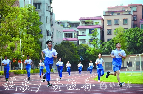 重啟校園生活 宣傳欄24.4萬(wàn)名學(xué)子返校復(fù)學(xué)