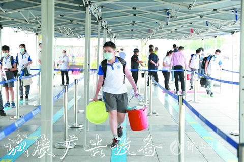 重啟校園生活 宣傳欄24.4萬(wàn)名學(xué)子返校復(fù)學(xué)