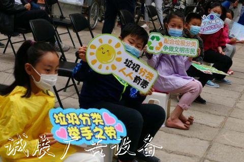 東城韶九社區(qū)試點(diǎn)二滾動(dòng)廣告燈箱維碼垃圾袋監(jiān)督垃圾分類