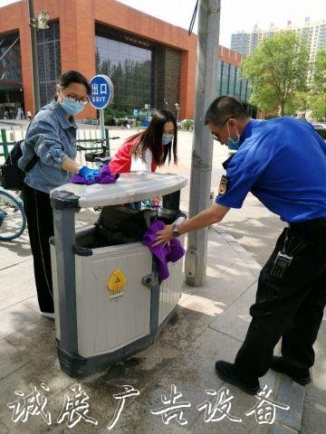 新華社區(qū)開展愛國垃圾收集亭衛(wèi)生運(yùn)動(dòng)黨員干部先行