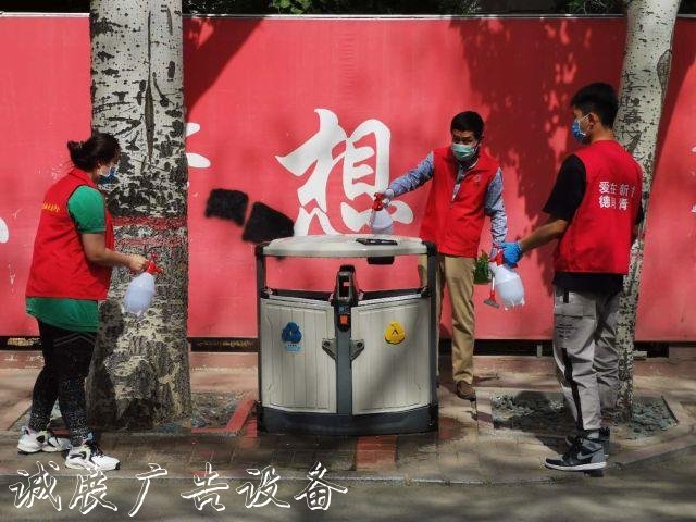 新華社區(qū)開展愛國垃圾收集亭衛(wèi)生運(yùn)動(dòng)黨員干部先行