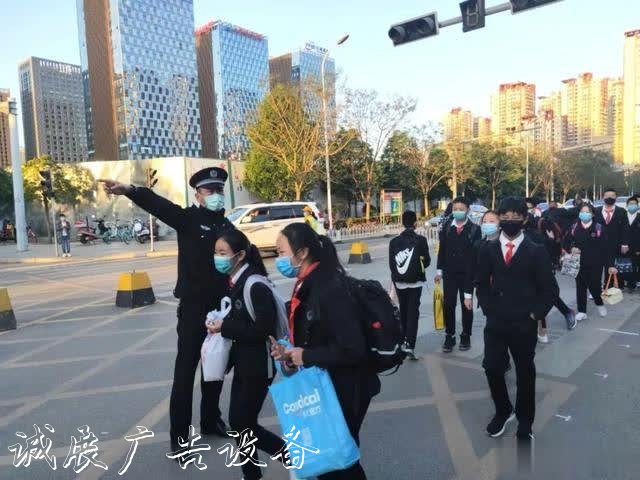 【治庸·鐵軍】“后浪路牌”返校，社區(qū)民警助學(xué)忙