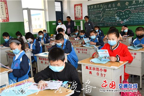 進(jìn)校園開展“一盔黨建宣傳欄一帶”安全宣傳活動