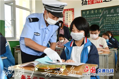 進(jìn)校園開展“一盔黨建宣傳欄一帶”安全宣傳活動