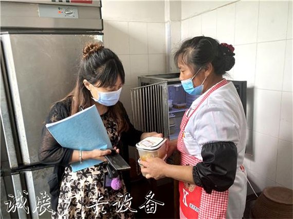 合川：扎實(shí)開展夏閱報欄燈箱季校園食品安全大檢查