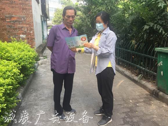 圖為社區(qū)工作人員和轄區(qū)居民共同閱讀禁毒宣傳冊(cè)