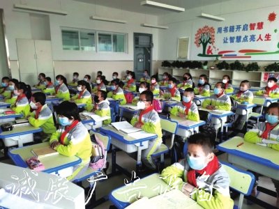 學(xué)生們單人單桌上課