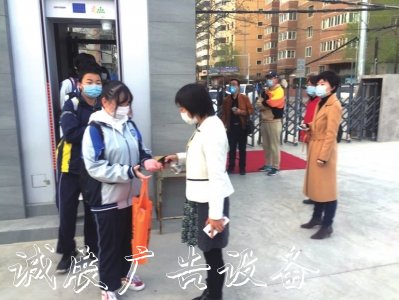 學(xué)生正在測量體溫