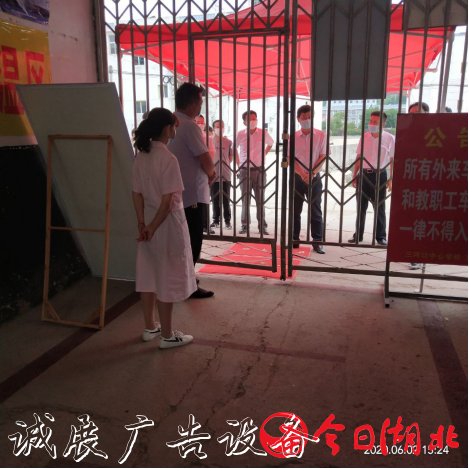 麻城市市長(zhǎng)蔡緒安深入三河口滾動(dòng)廣告燈箱中心學(xué)校檢查督導(dǎo)初三復(fù)學(xué)復(fù)課工作