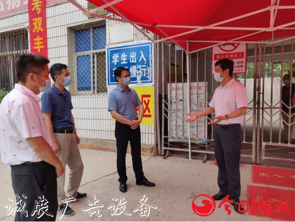麻城市市長(zhǎng)蔡緒安深入三河口滾動(dòng)廣告燈箱中心學(xué)校檢查督導(dǎo)初三復(fù)學(xué)復(fù)課工作