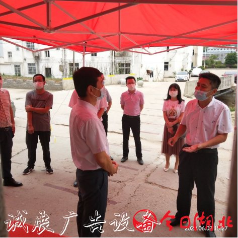 麻城市市長(zhǎng)蔡緒安深入三河口滾動(dòng)廣告燈箱中心學(xué)校檢查督導(dǎo)初三復(fù)學(xué)復(fù)課工作