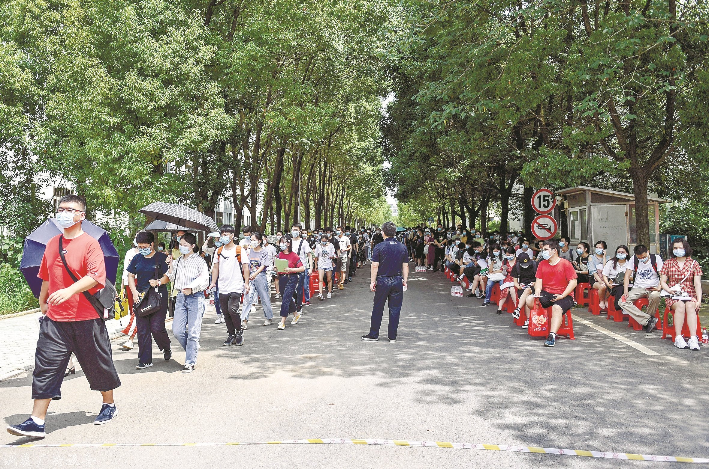 今夏武漢首場(chǎng)線下高校招戶(hù)外滾動(dòng)燈箱聘會(huì)舉行 副市長(zhǎng)站臺(tái)薦英才