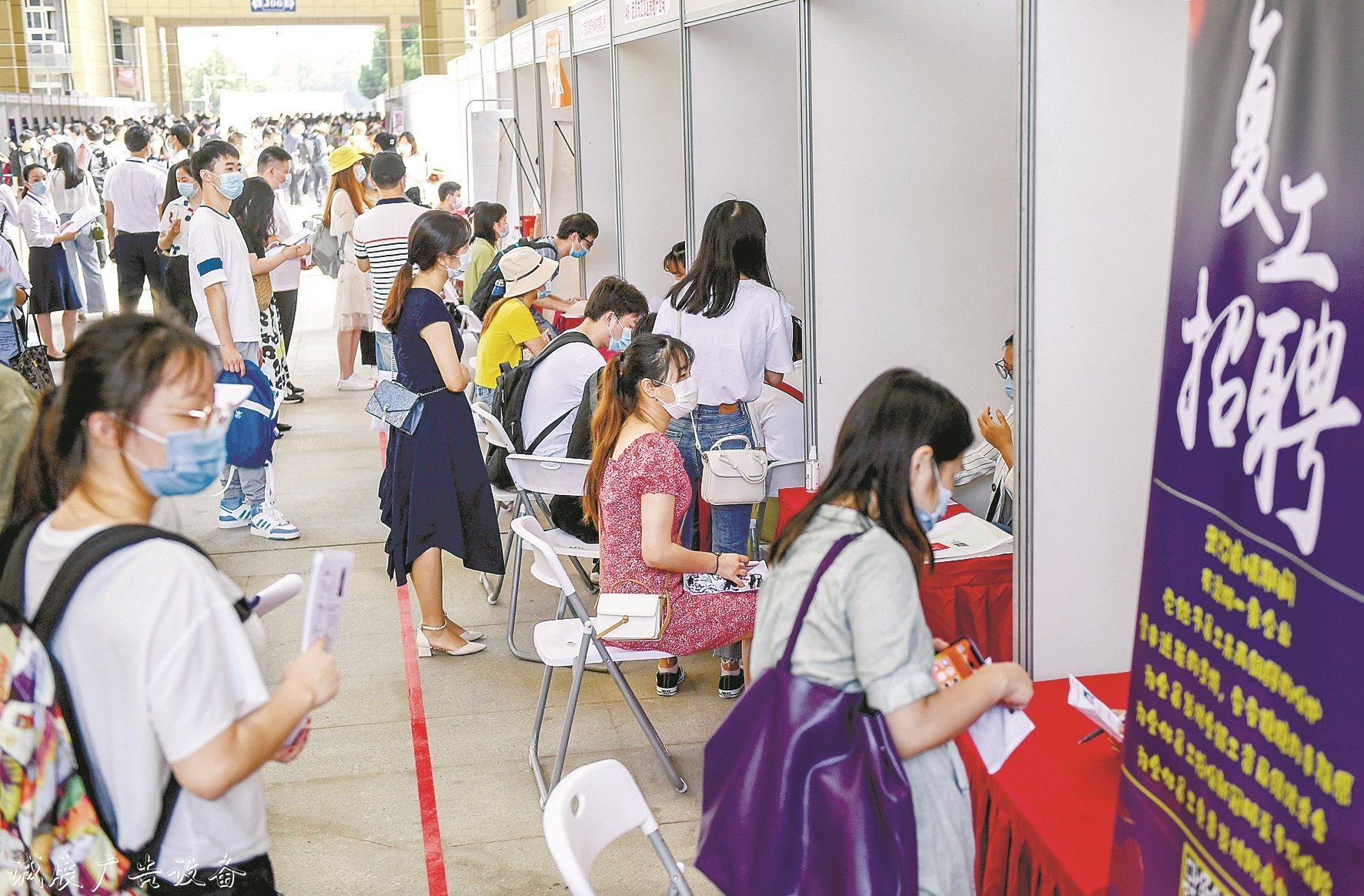 今夏武漢首場(chǎng)線下高校招戶(hù)外滾動(dòng)燈箱聘會(huì)舉行 副市長(zhǎng)站臺(tái)薦英才