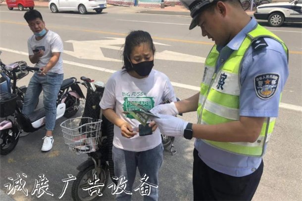 送頭盔、進學校、進企分類垃圾亭業(yè)，山東交警守護安全不