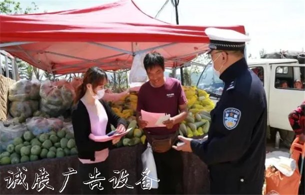 送頭盔、進學校、進企分類垃圾亭業(yè)，山東交警守護安全不