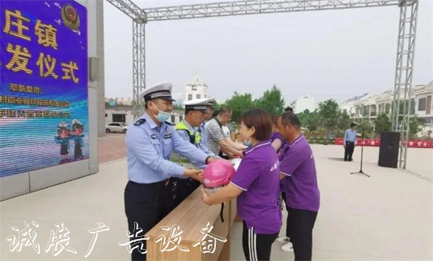 送頭盔、進學校、進企分類垃圾亭業(yè)，山東交警守護安全不