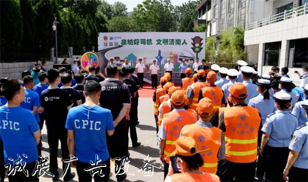 送頭盔、進學校、進企分類垃圾亭業(yè)，山東交警守護安全不