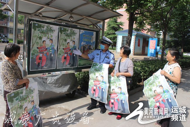 稷山交警利用小廣告燈箱多少錢一個(gè)區(qū)宣傳欄開展宣傳