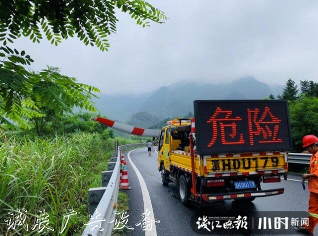 80米長的“巨無霸”誤闖服文化宣傳欄務區(qū)，拆了指路牌后才順利脫困