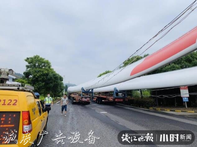 80米長的“巨無霸”誤闖服文化宣傳欄務區(qū)，拆了指路牌后才順利脫困