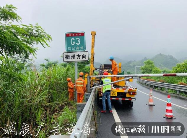 80米長的“巨無霸”誤闖服文化宣傳欄務區(qū)，拆了指路牌后才順利脫困