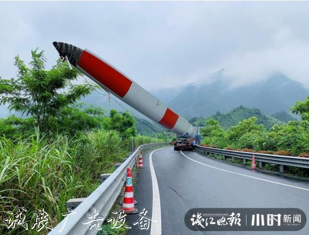 80米長的“巨無霸”誤闖服文化宣傳欄務區(qū)，拆了指路牌后才順利脫困