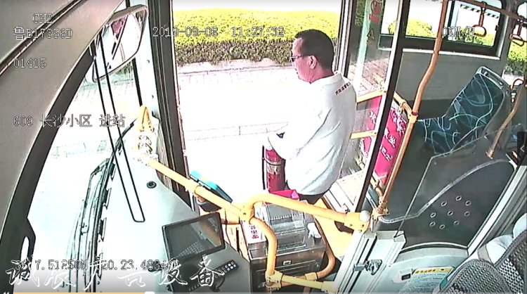 路遇垃圾箱起火 過路滾動(dòng)燈箱公交司機(jī)順手就給滅了