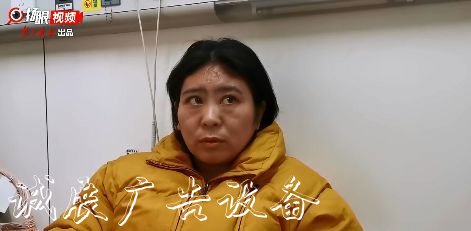 女老師迎向倒下的路牌滾動(dòng)燈箱后續(xù)：月薪僅一千五，但