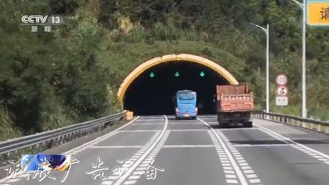 治超站形同虛設(shè) 高價(jià)滾動(dòng)廣告燈箱“路牌”為何能變超載車(chē)通