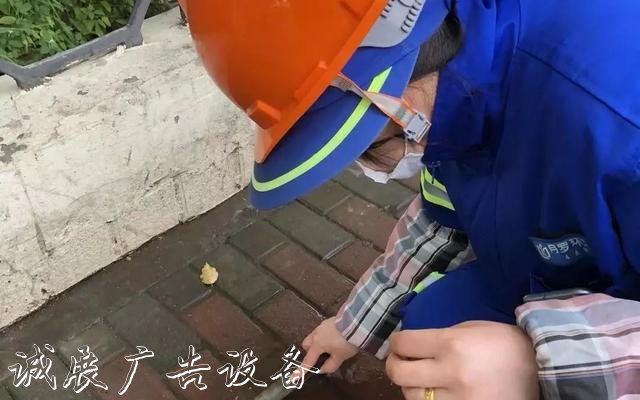 【上觀新聞】就地取材，寶山區(qū)這群環(huán)衛(wèi)工“借”雨水沖刷垃圾箱房，節(jié)水又環(huán)保