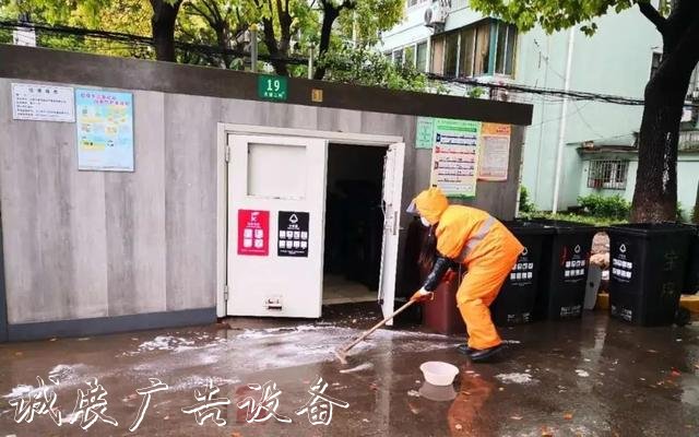 【上觀新聞】就地取材，寶山區(qū)這群環(huán)衛(wèi)工“借”雨水沖刷垃圾箱房，節(jié)水又環(huán)保
