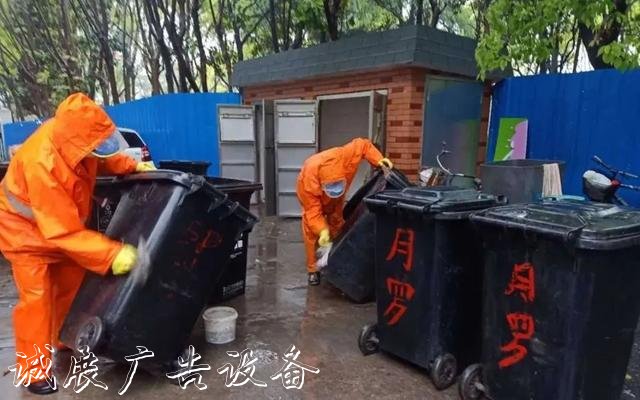 【上觀新聞】就地取材，寶山區(qū)這群環(huán)衛(wèi)工“借”雨水沖刷垃圾箱房，節(jié)水又環(huán)保