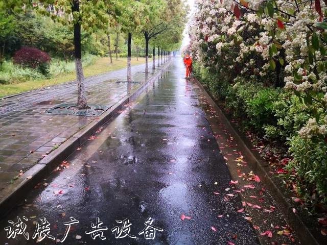 【上觀新聞】就地取材，寶山區(qū)這群環(huán)衛(wèi)工“借”雨水沖刷垃圾箱房，節(jié)水又環(huán)保