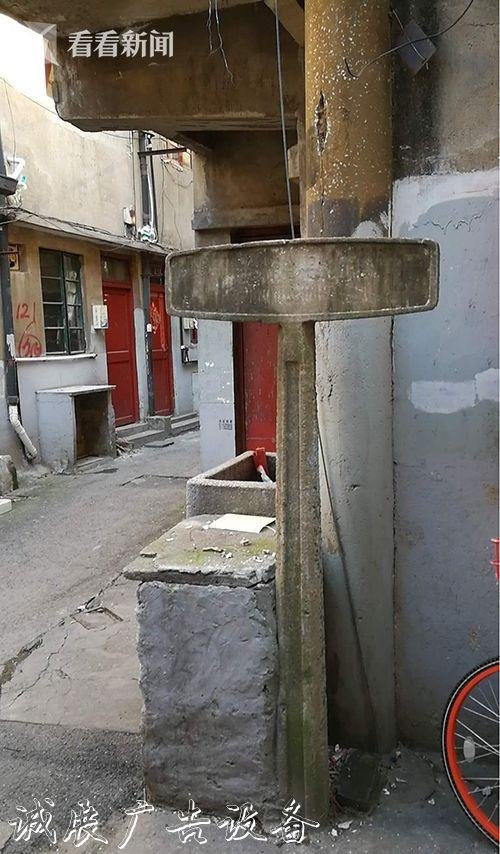 張橋舊改地塊現(xiàn)古董閱報欄燈箱:上世紀(jì)五十年代水泥路牌