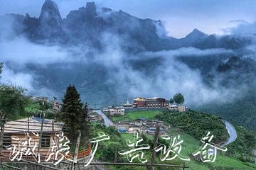 赤身裸體跨騎黨建宣傳欄路牌拍照，刑拘