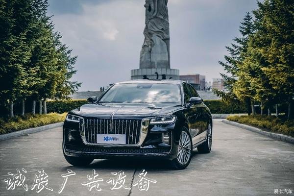 赤身裸體跨騎黨建宣傳欄路牌拍照，刑拘