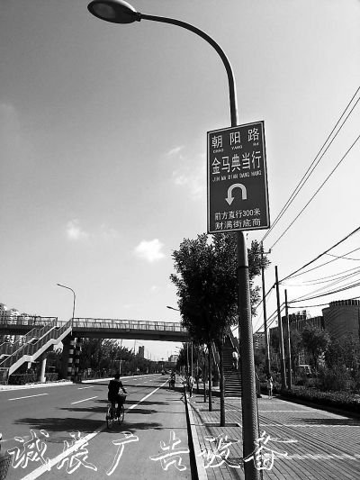 路牌變身廣告牌一個(gè)指廣告燈箱多少錢(qián)一個(gè)路牌每年平均收費(fèi)一萬(wàn)五