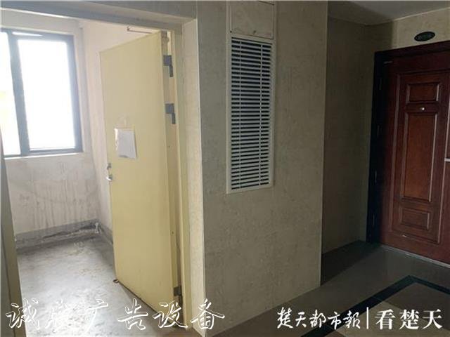 高檔小區(qū)撤走樓層垃圾桶引社區(qū)宣傳欄爭議，物業(yè)吁請適應垃圾分類大趨勢