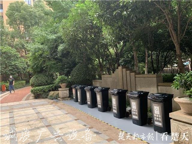 高檔小區(qū)撤走樓層垃圾桶引社區(qū)宣傳欄爭議，物業(yè)吁請適應垃圾分類大趨勢